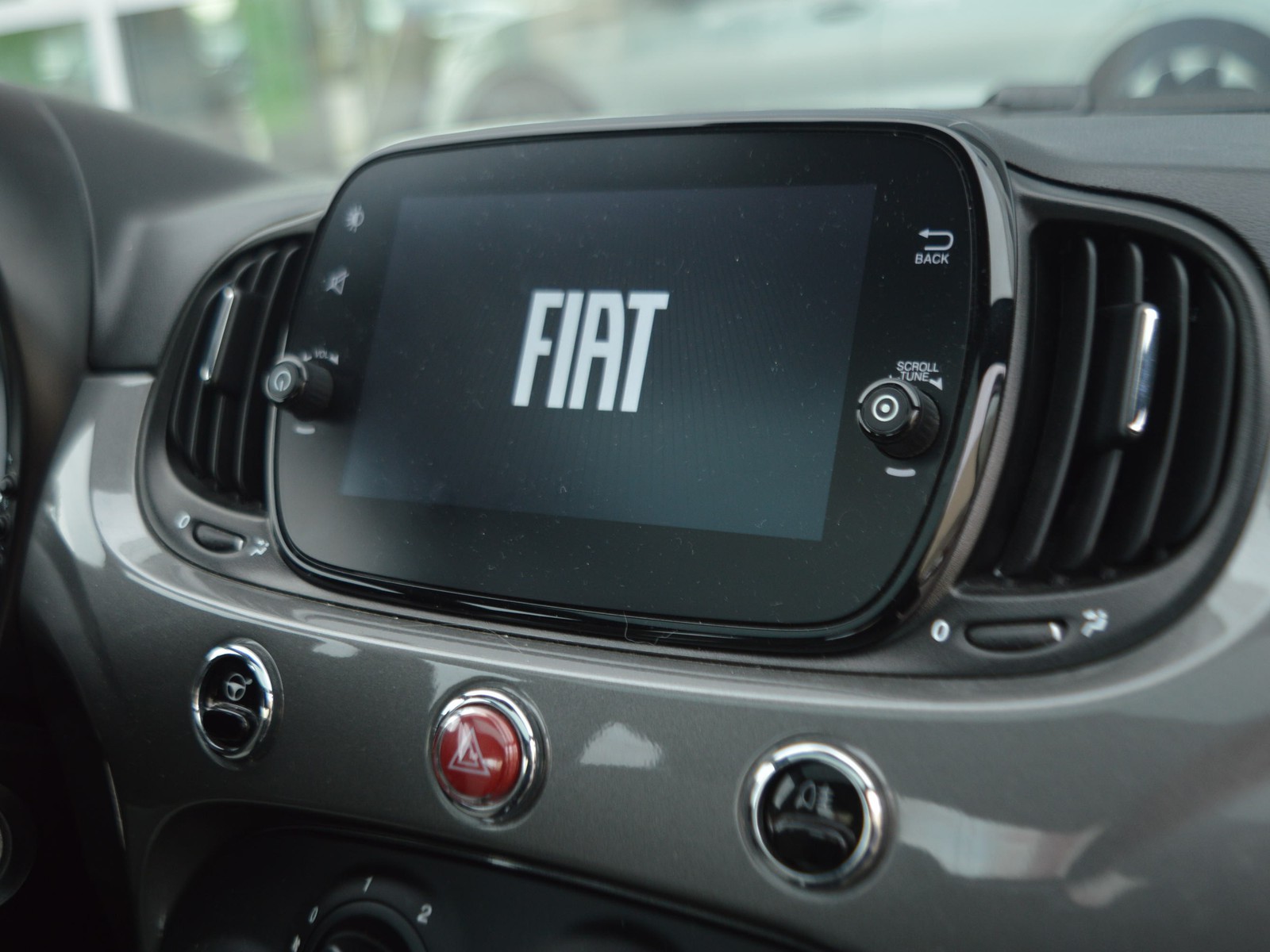 10 - Fiat 500 1.0 firefly hybrid 70cv dolcevita