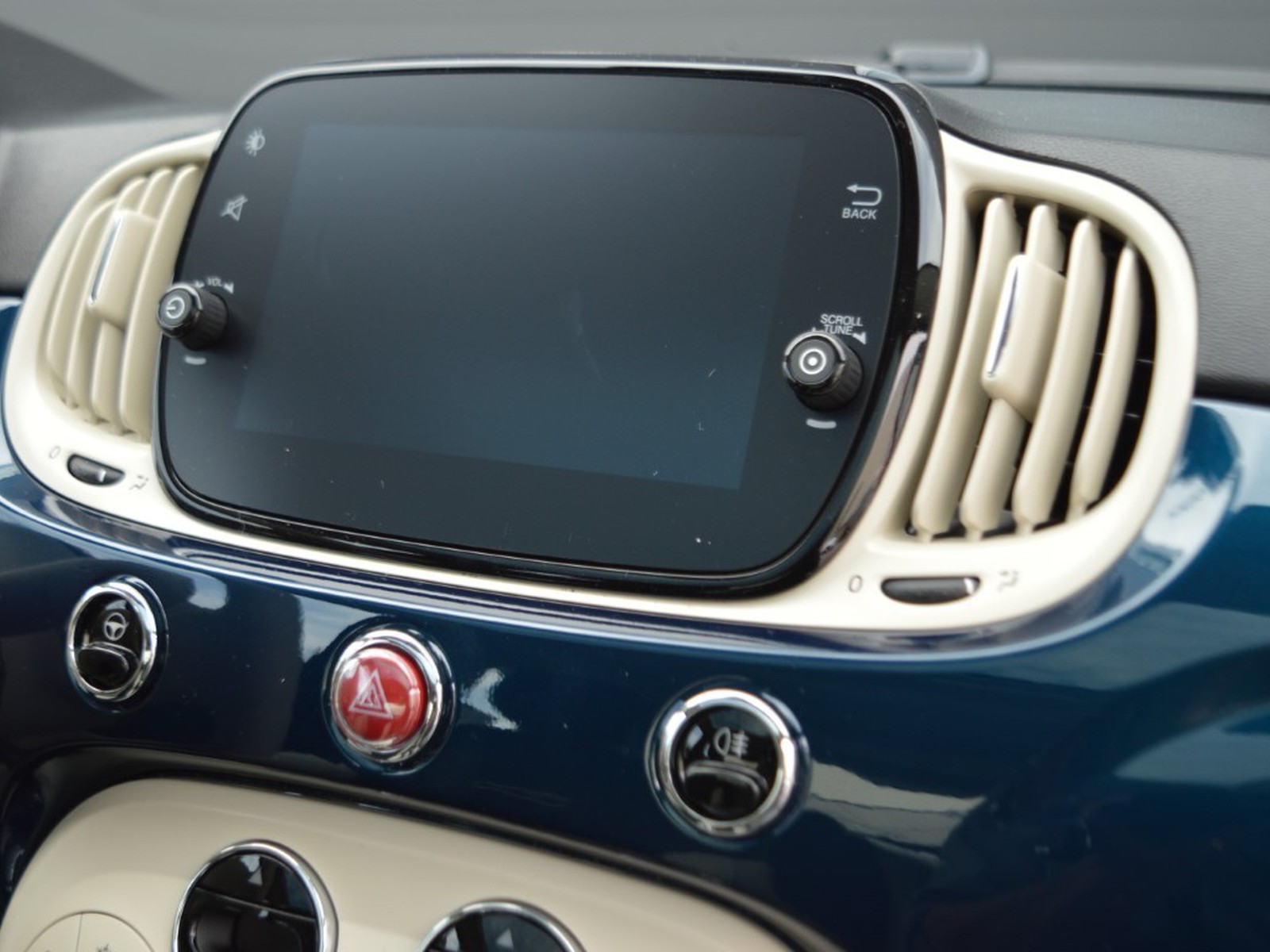 10 - Fiat 500 1.0 firefly hybrid 70cv dolcevita