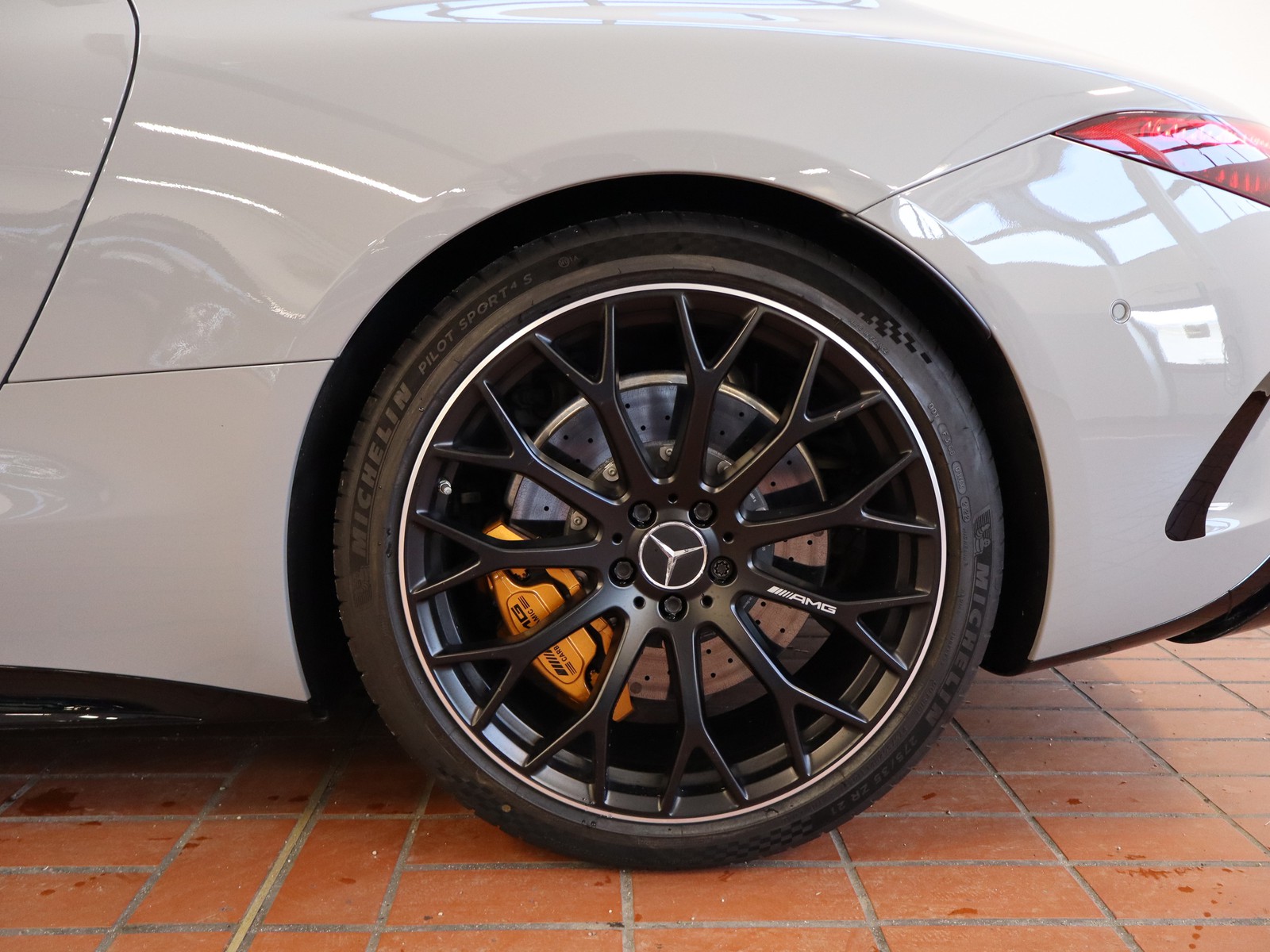 4 - AMG SL amg roadster 63 v8 premium plus 4matic+ speedshift mct amg