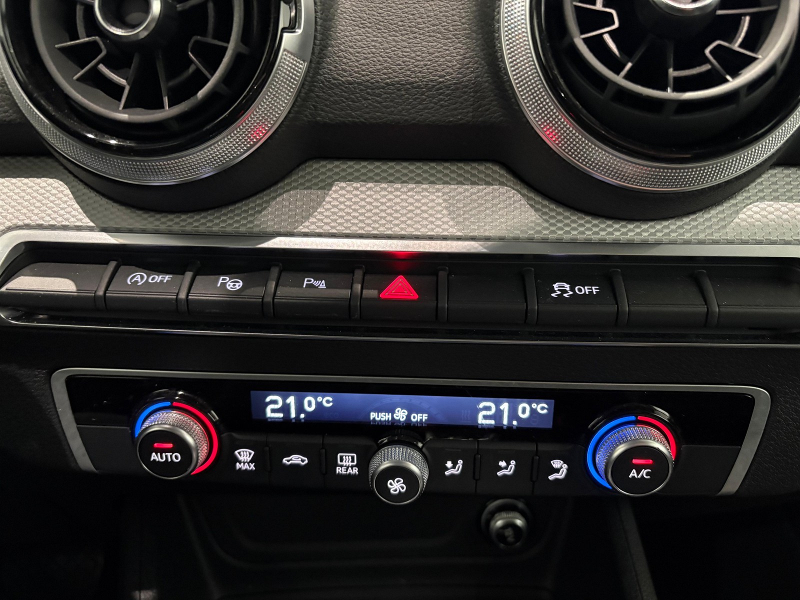 12 - Audi Q2 35 1.5 tfsi s line edition s tronic