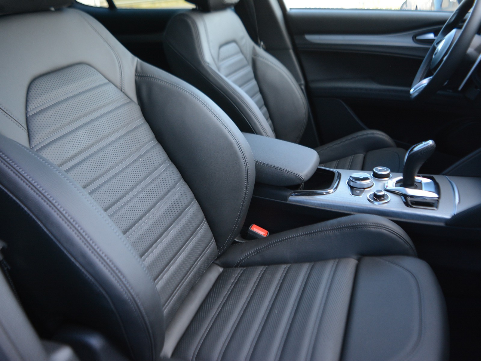5 - Alfa Romeo Stelvio 2.2 turbo 210cv veloce q4 at8