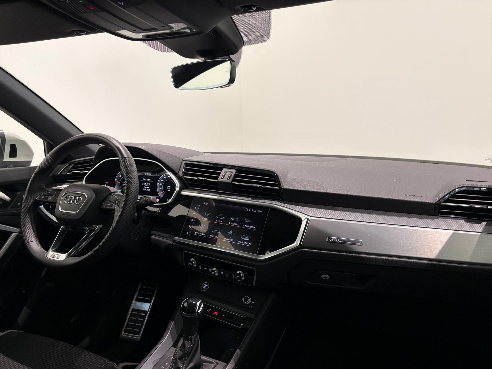 16 - Audi Q3 sportback 35 2.0 tdi s line edition s tronic