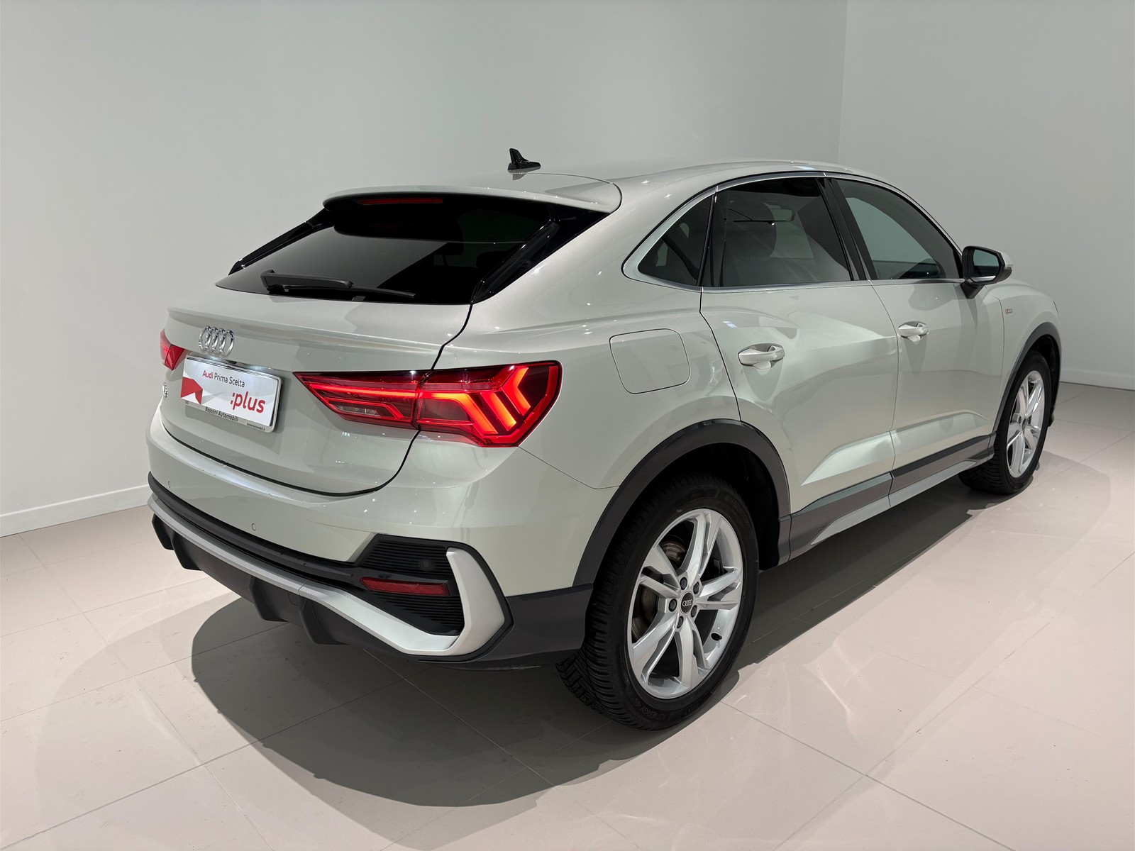 8 - Audi Q3 sportback 35 2.0 tdi s line edition s tronic