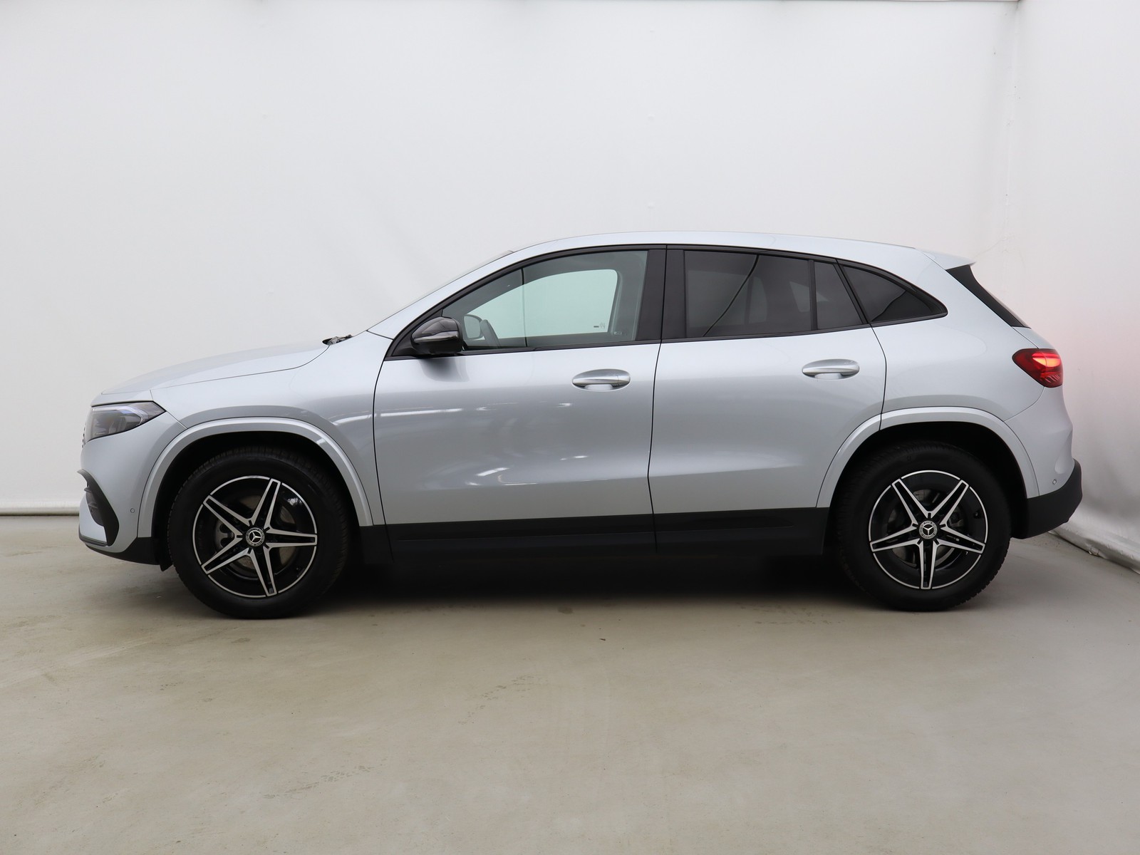 3 - Mercedes EQA 250+ amg line premium