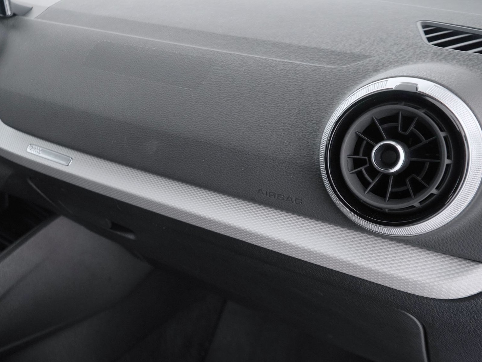 18 - Audi Q2 35 1.5 tfsi s line edition s tronic