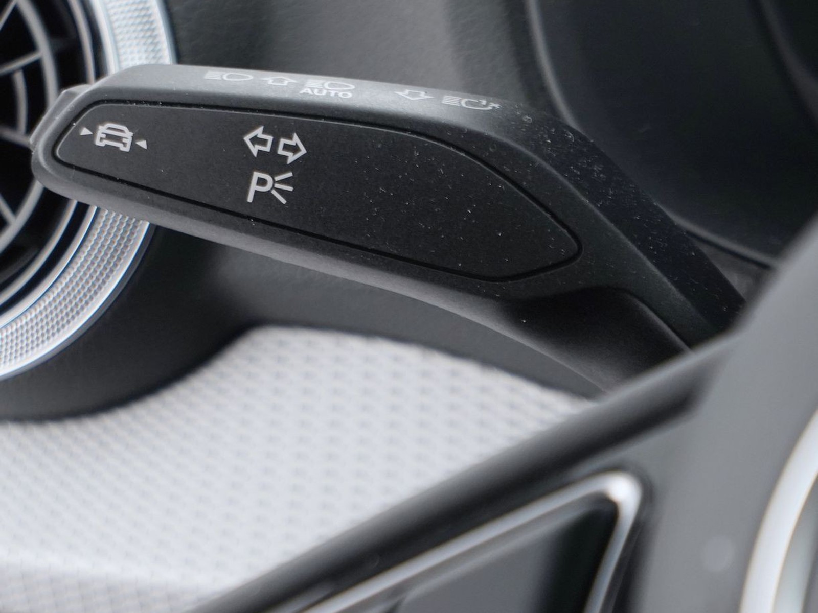 26 - Audi Q2 35 1.5 tfsi s line edition s tronic