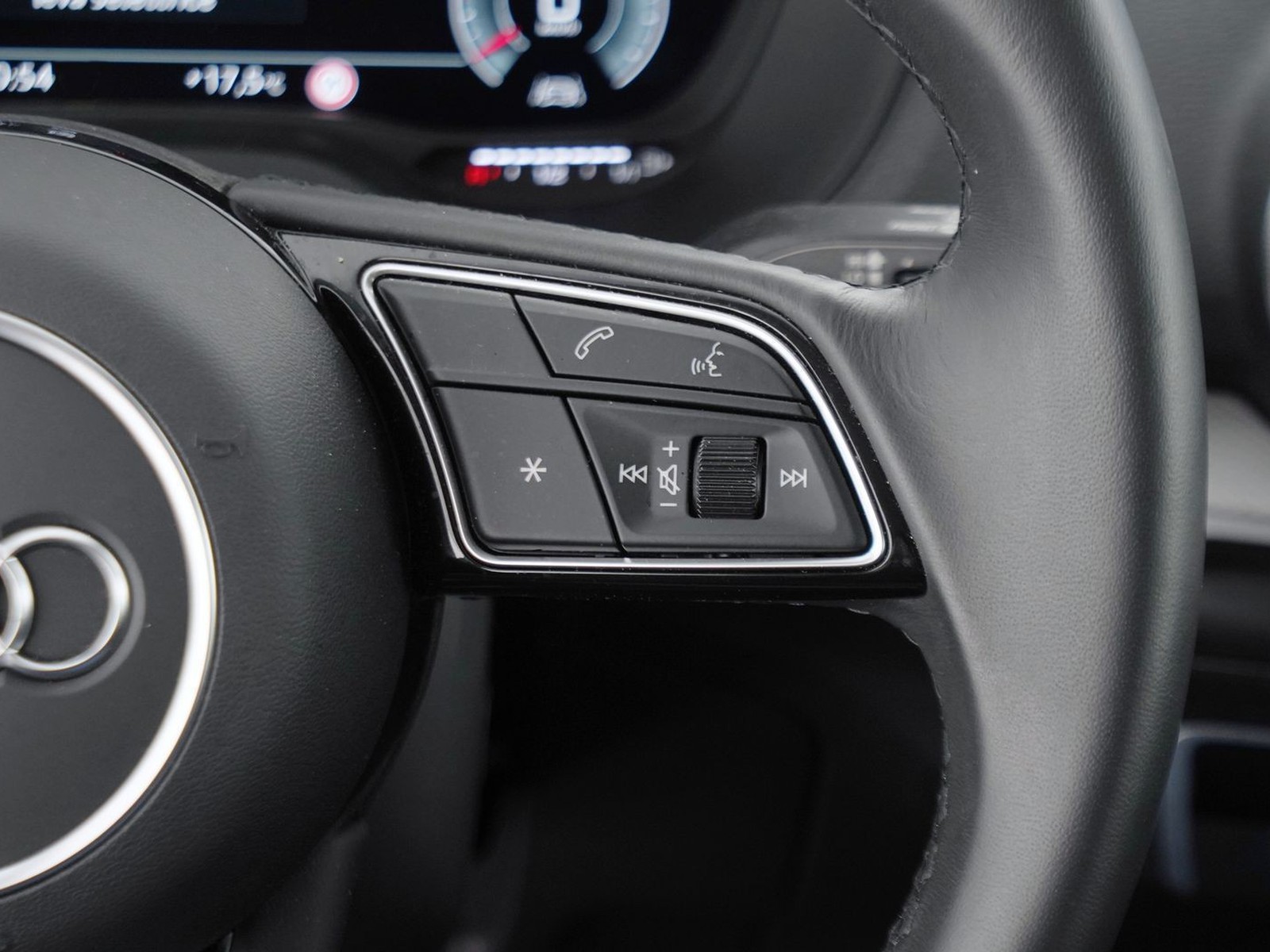 9 - Audi Q2 35 1.5 tfsi s line edition s tronic