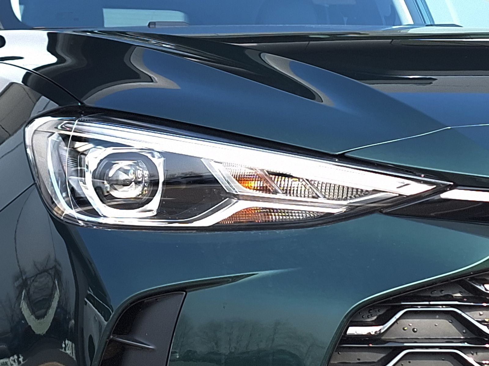 14 - Mg ZS 1.5 hybrid+ luxury auto