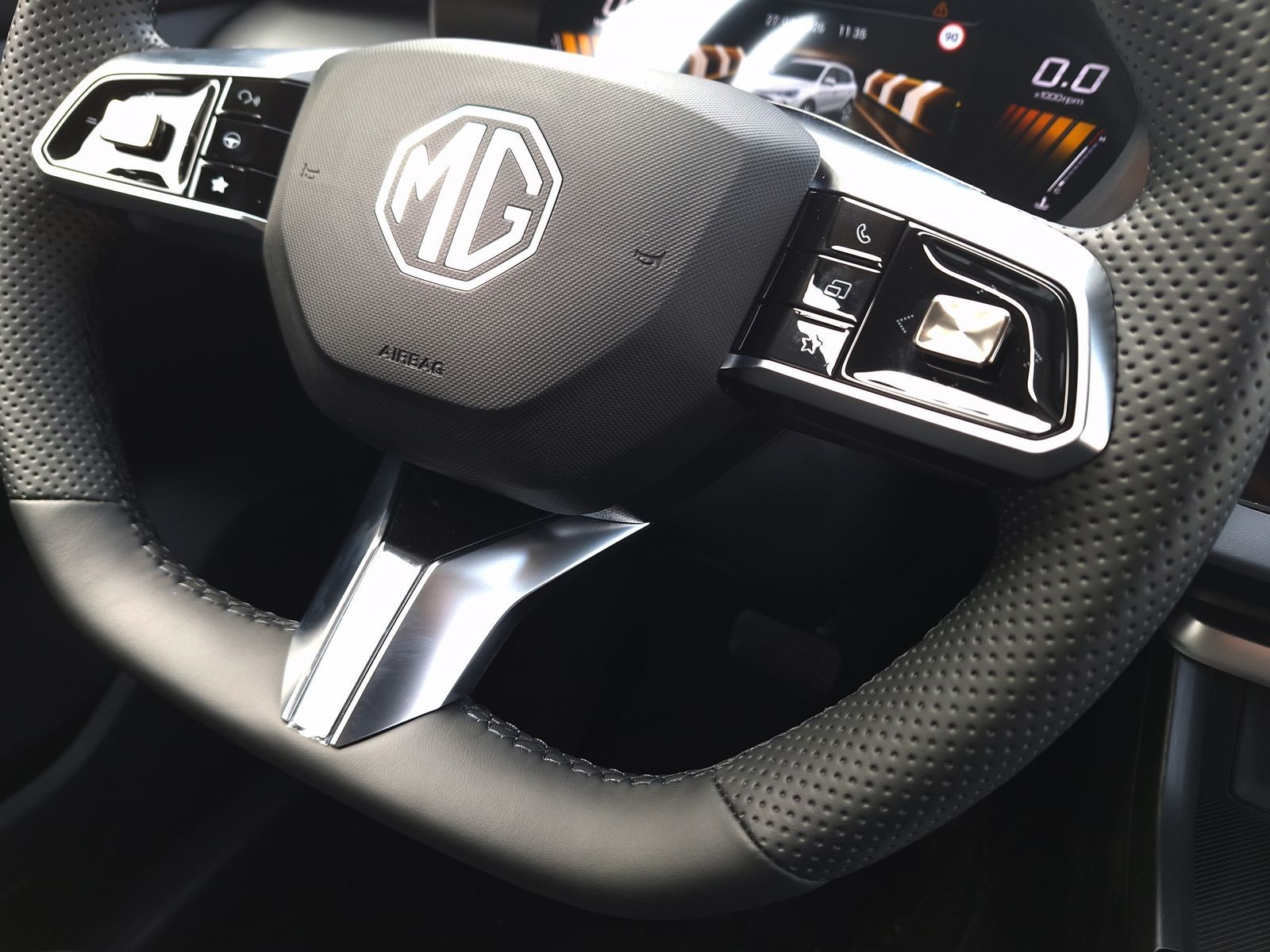 20 - Mg ZS 1.5 hybrid+ luxury auto