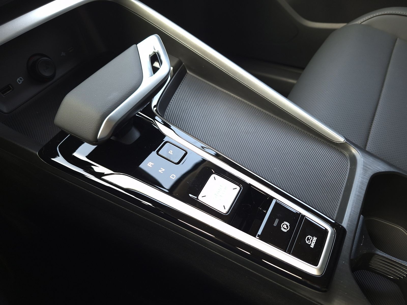 18 - Mg ZS 1.5 hybrid+ luxury auto