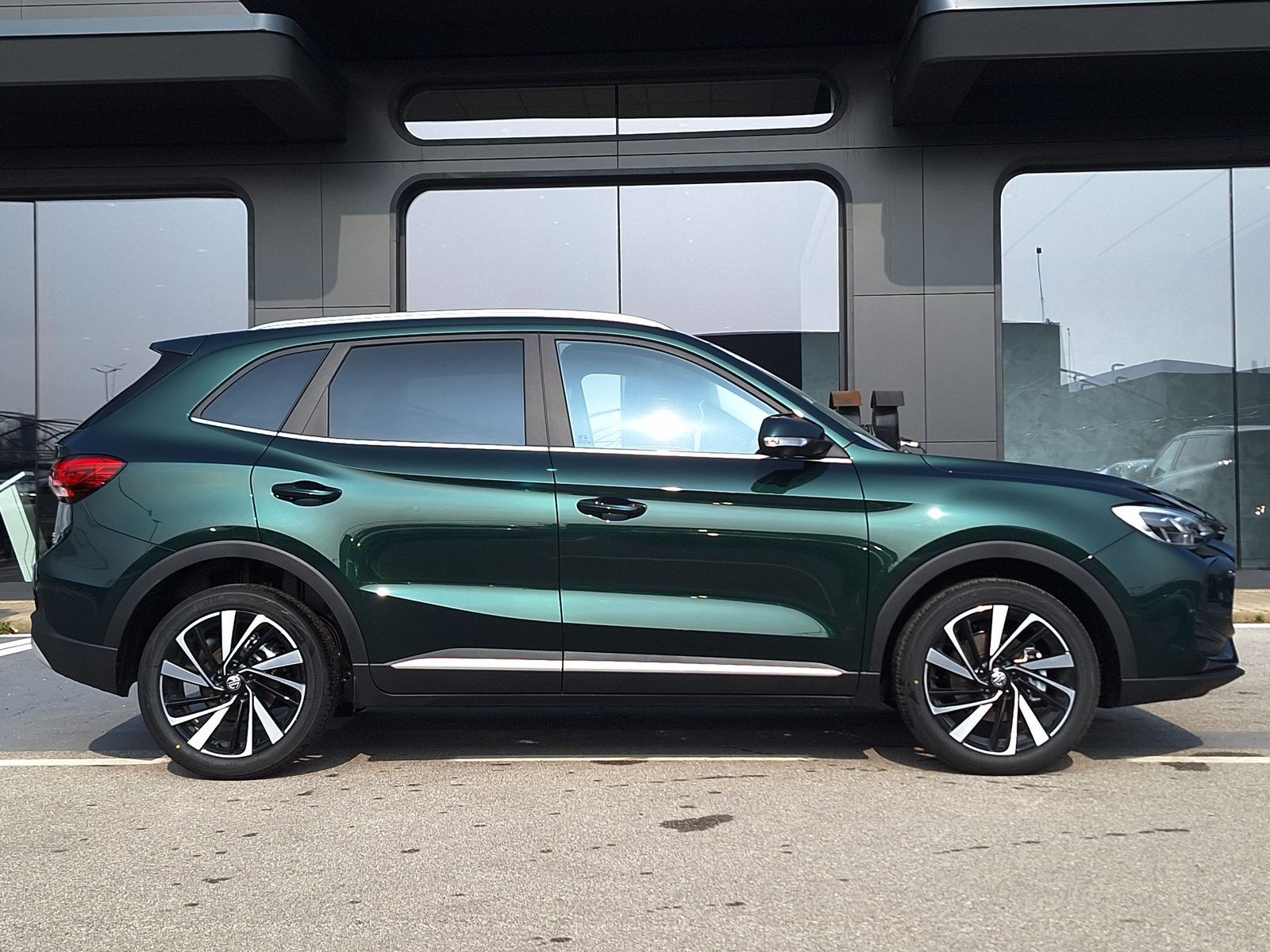 4 - Mg ZS 1.5 hybrid+ luxury auto