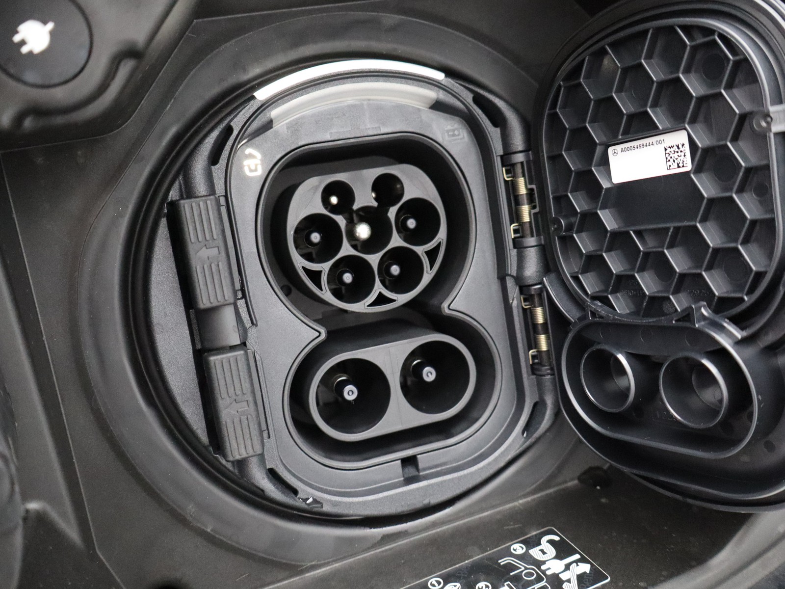 18 - Mercedes EQA 300 amg line advanced 4matic