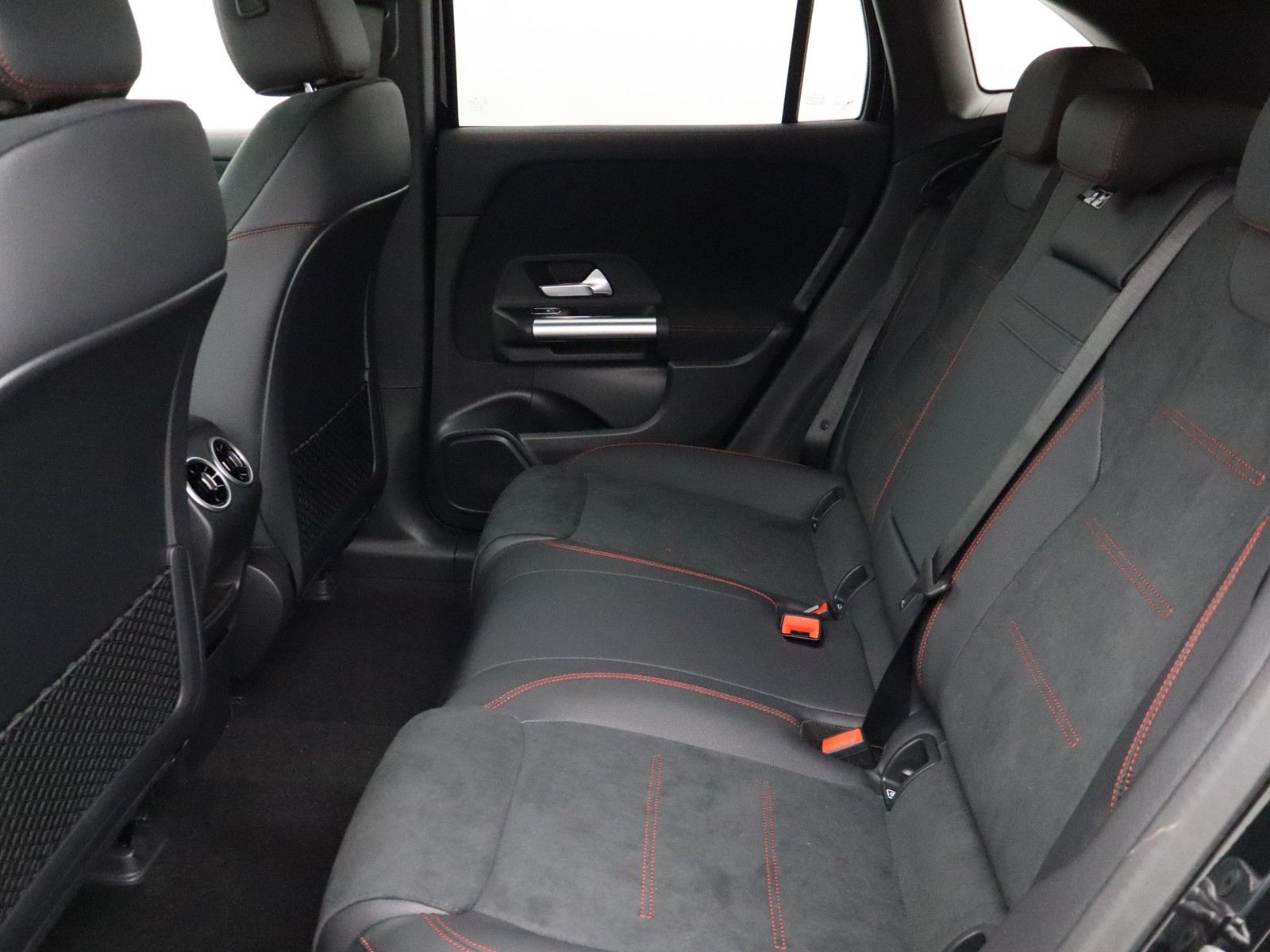 8 - Mercedes EQA 300 amg line advanced 4matic