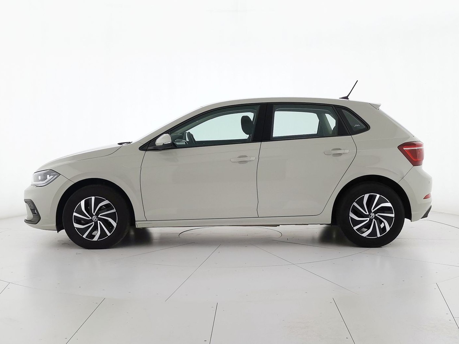 3 - Volkswagen Polo 1.0 tsi 95cv life dsg
