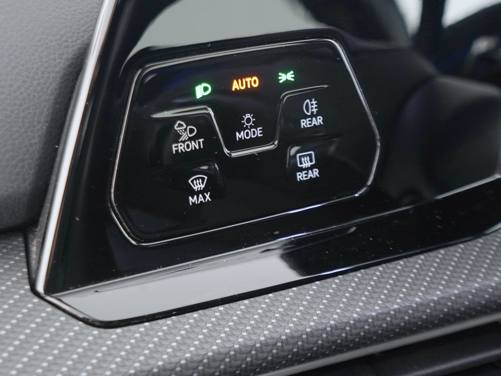 16 - Volkswagen Golf 1.5 tsi evo act 150cv r-line