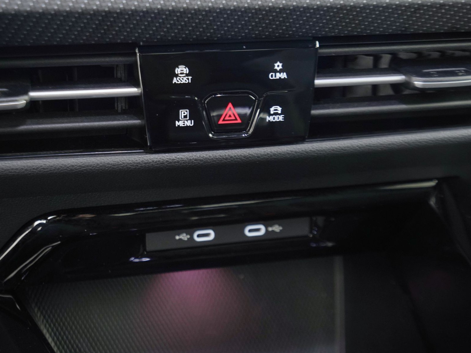 24 - Volkswagen Golf 1.5 tsi evo act 150cv r-line