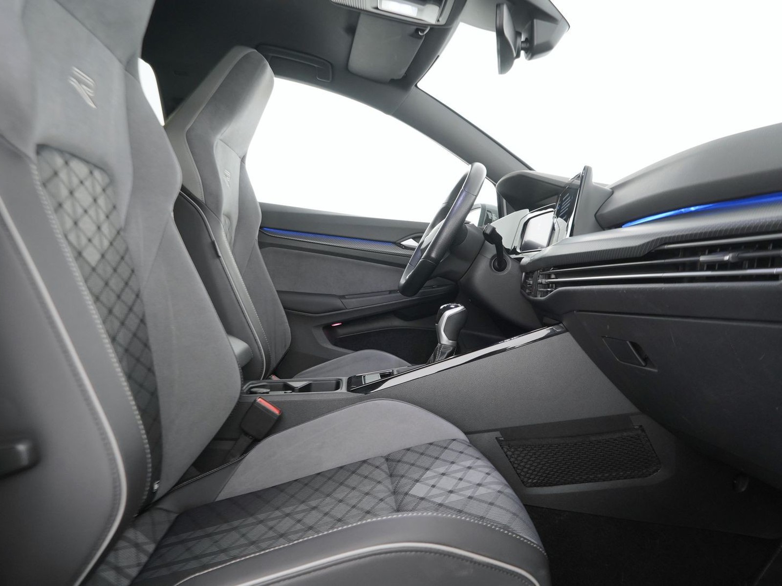 8 - Volkswagen Golf 1.5 tsi evo act 150cv r-line