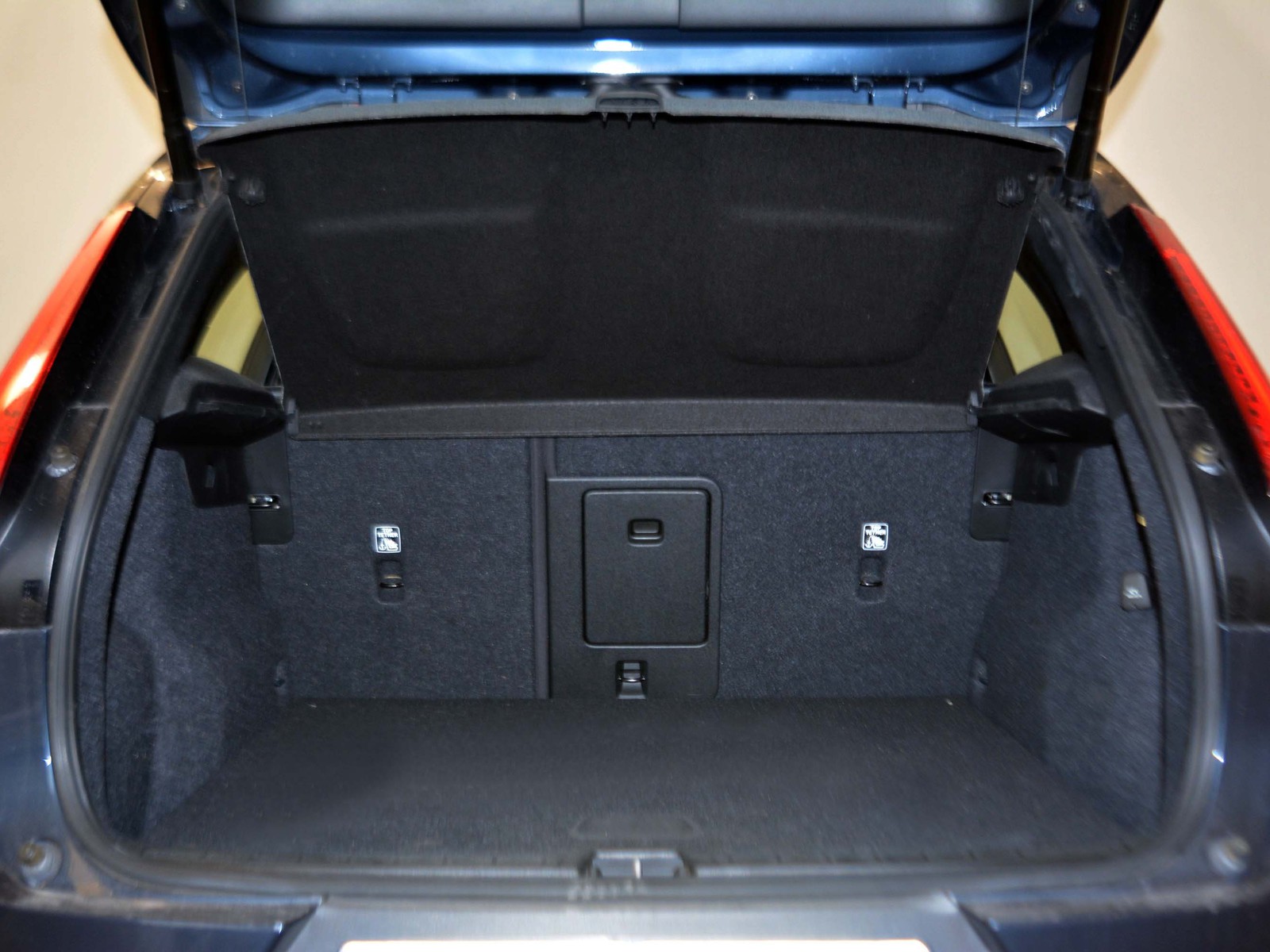 16 - Volvo XC40 1.5 t4 recharge plug-in-hybrid inscription expression geartronic my21