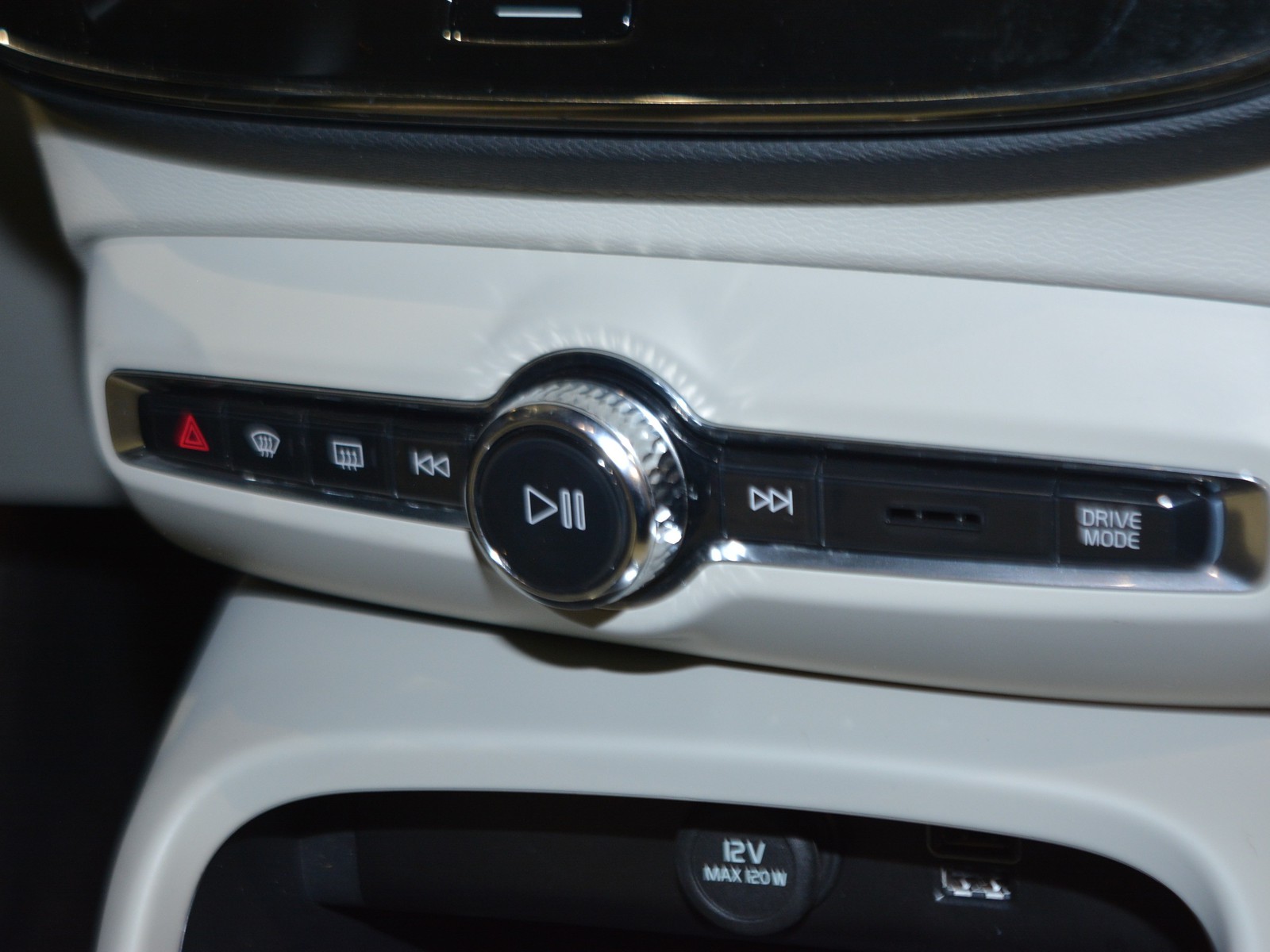 11 - Volvo XC40 1.5 t5 recharge plug-in-hybrid plus bright automatico