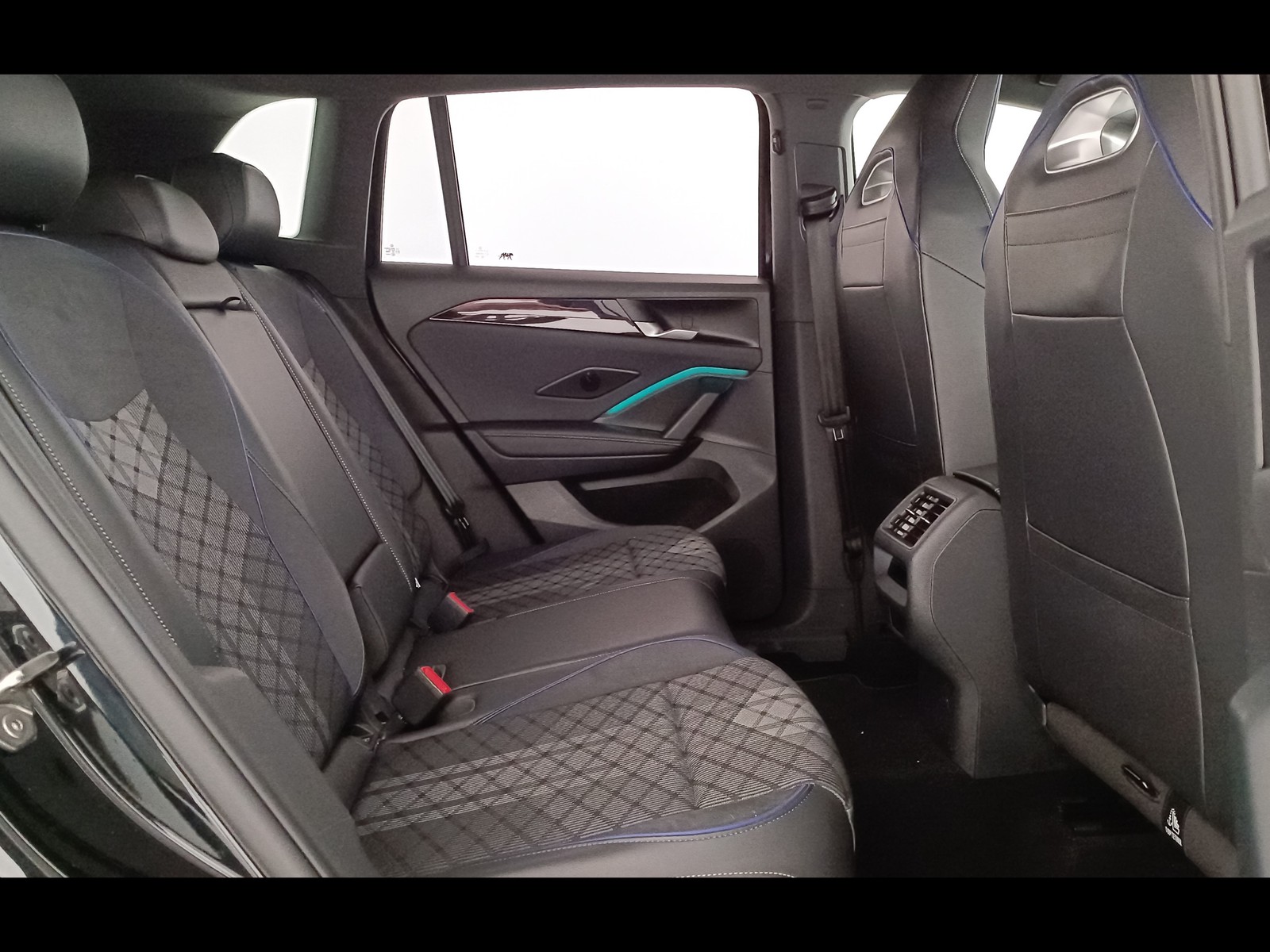 9 - Volkswagen Tiguan 2.0 tdi scr 150cv r-line dsg