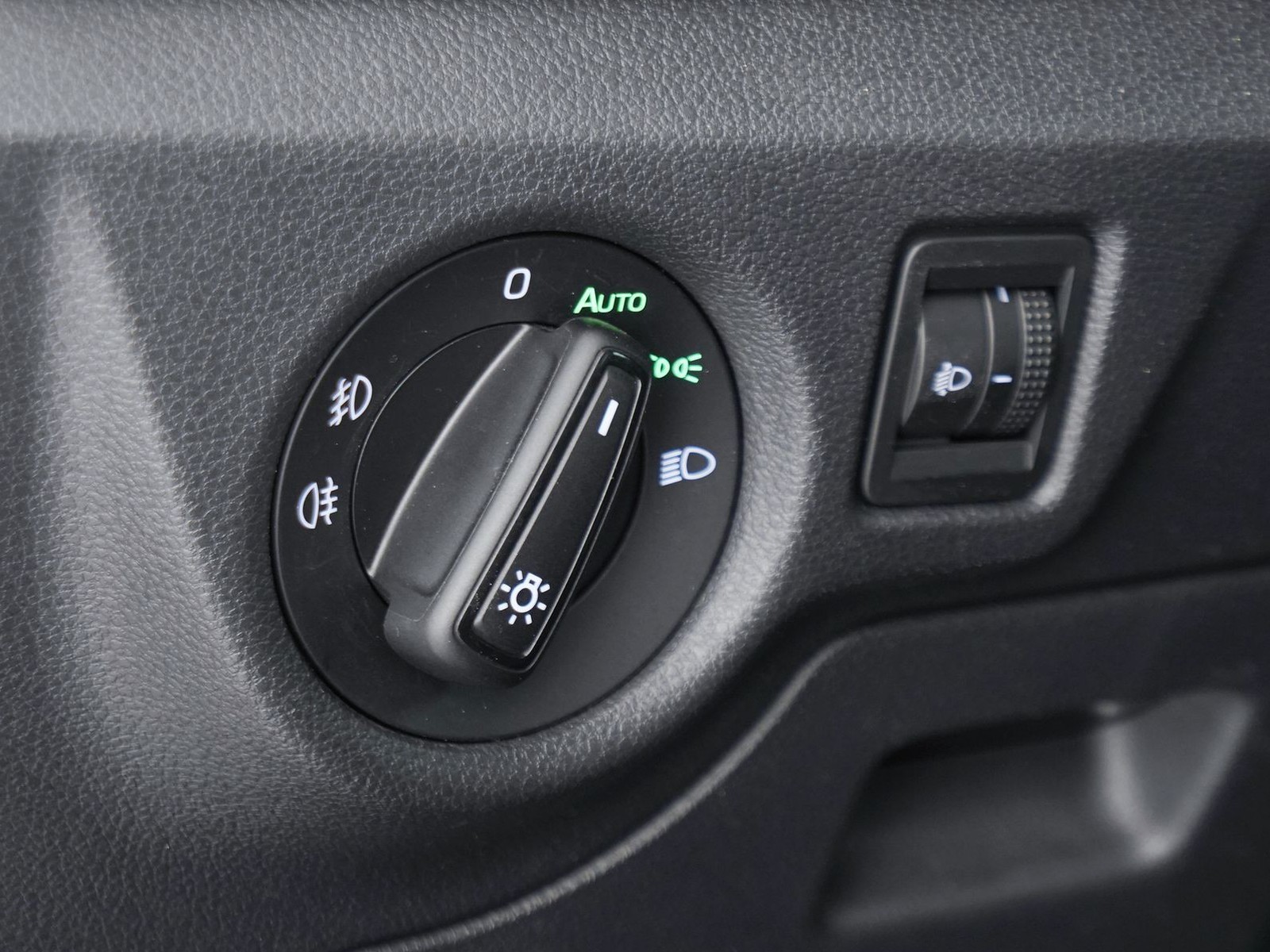 16 - Skoda Kamiq 1.0 tsi 115cv black dots