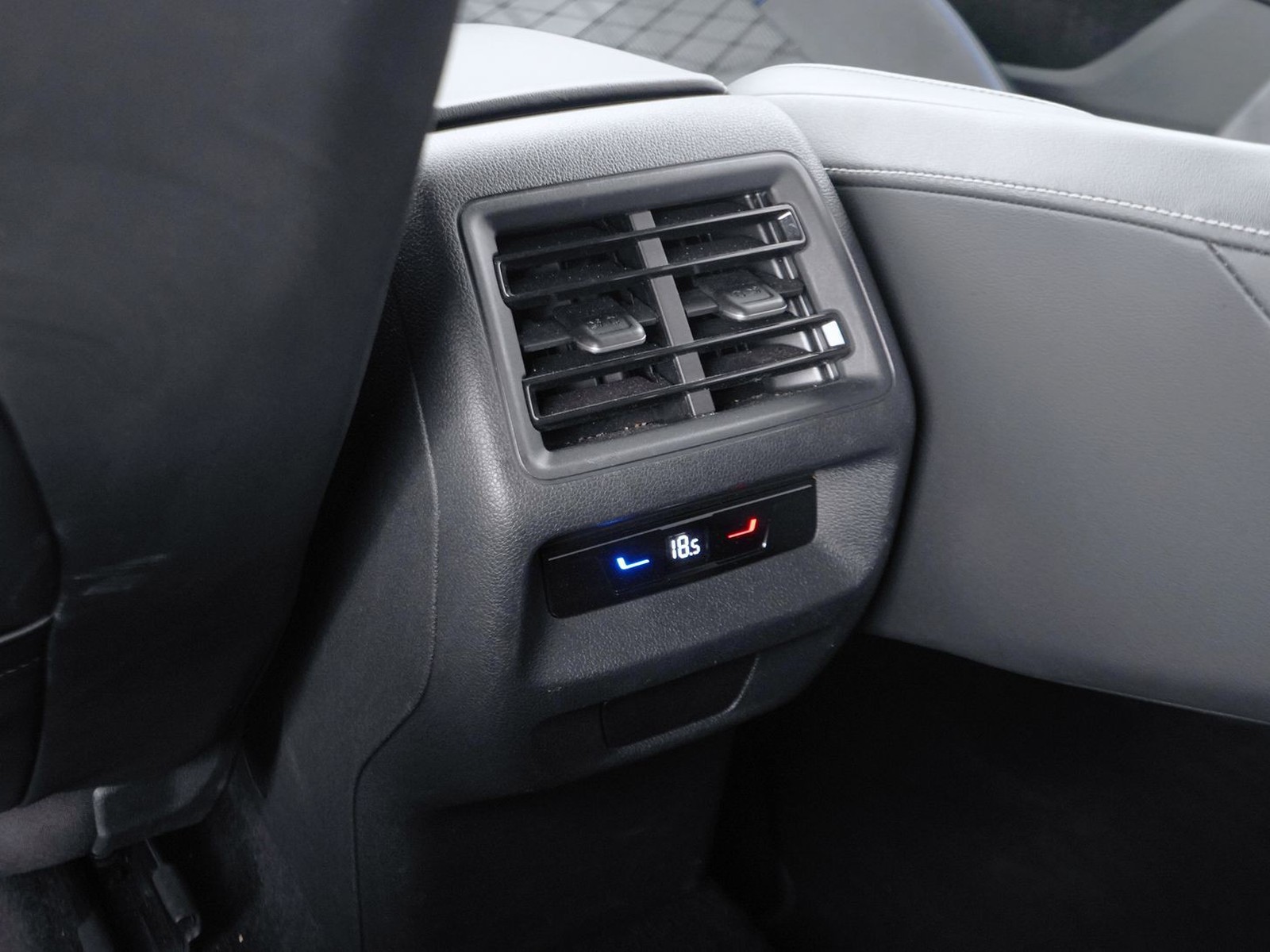 29 - Volkswagen Tiguan 2.0 tdi scr 150cv r-line dsg