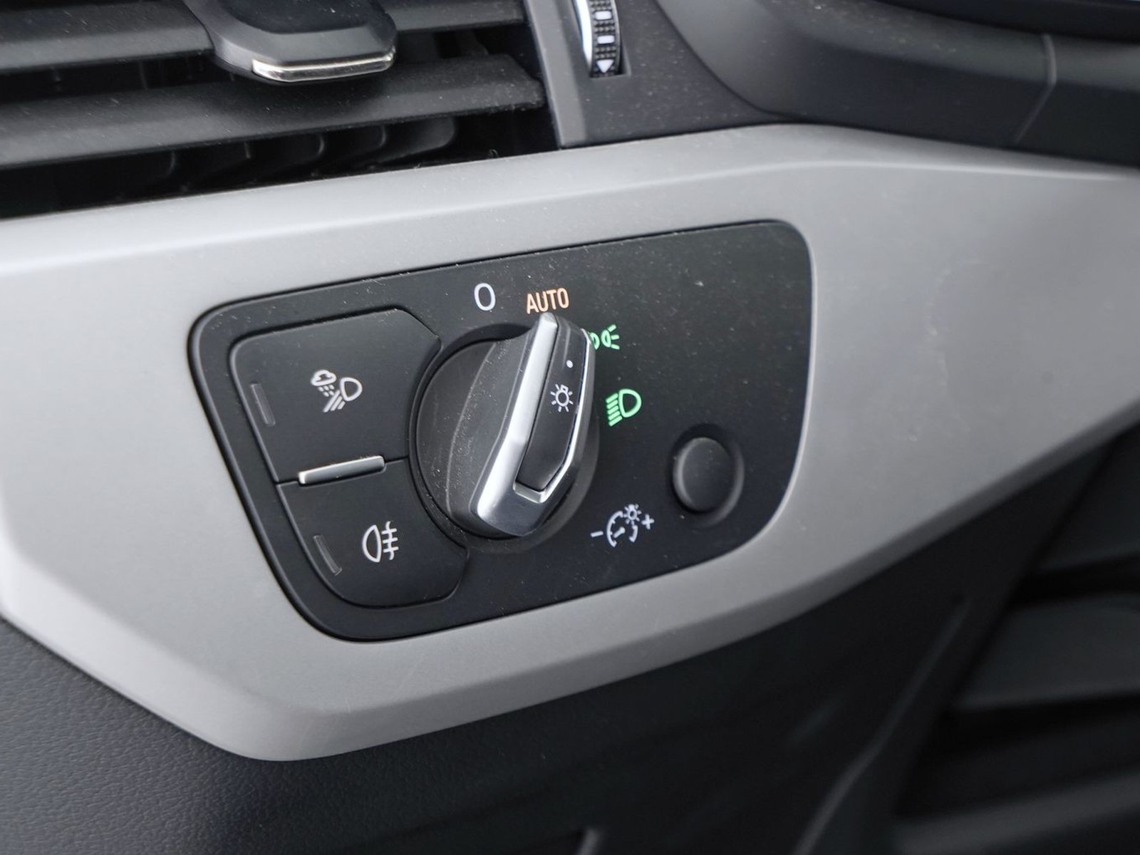 11 - Audi A4 avant 35 2.0 tdi mhev 163cv business advanced s tronic