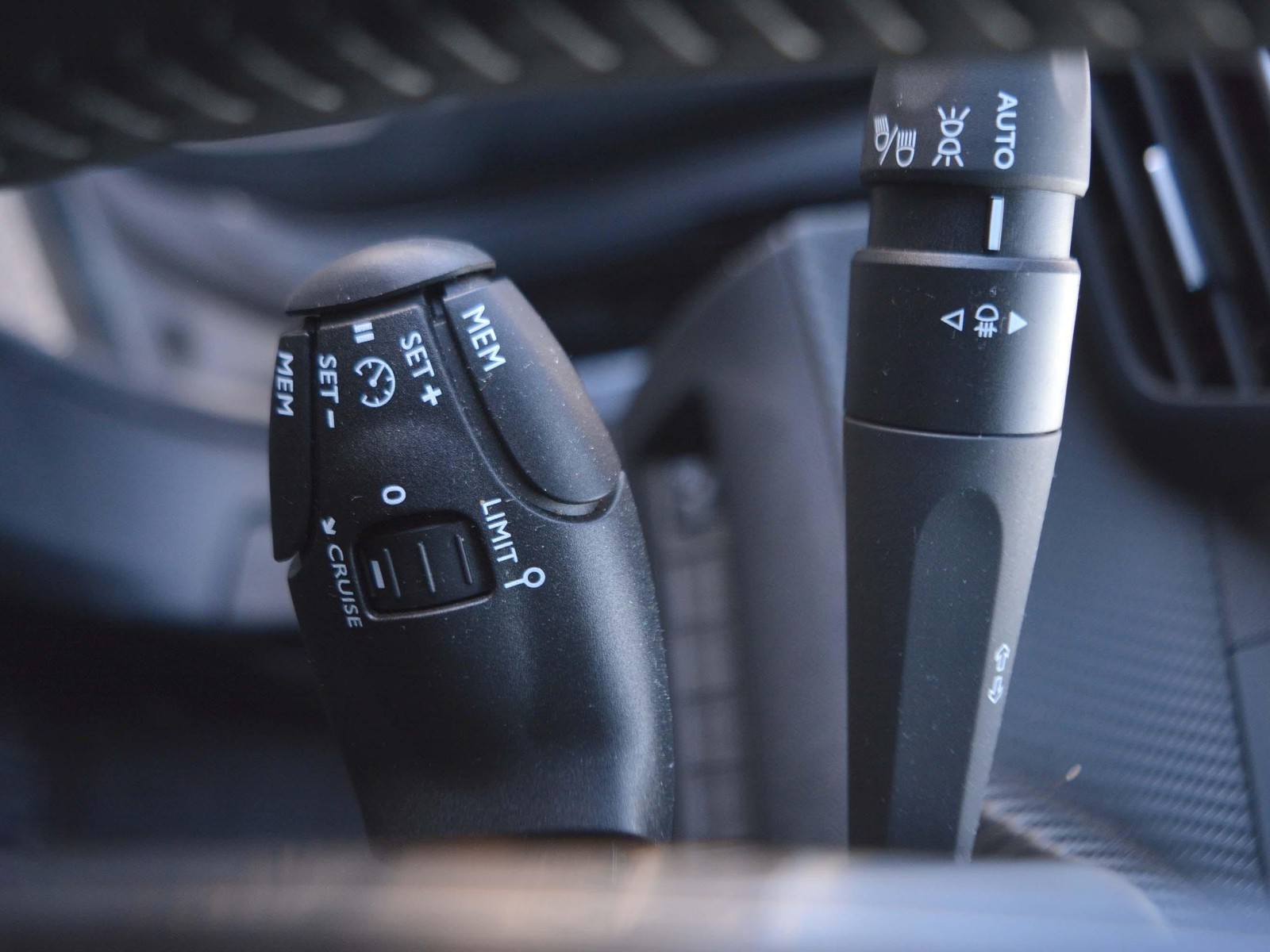 17 - Peugeot 2008 1.2 puretech 100cv allure s&s