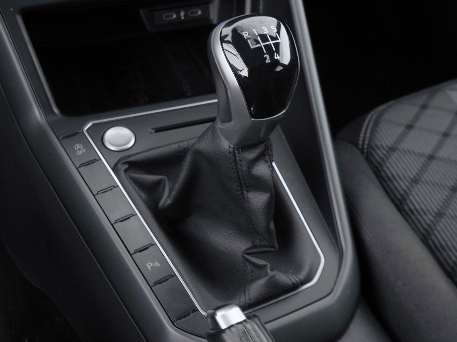 23 - Volkswagen Polo 1.0 tsi 95cv r line