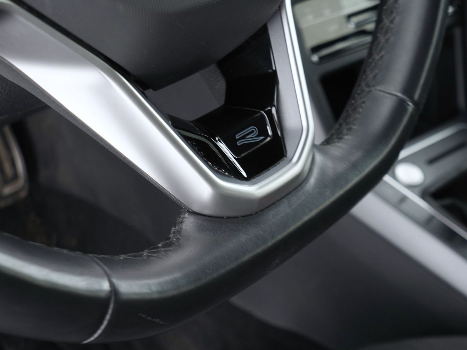 29 - Volkswagen Polo 1.0 tsi 95cv r line