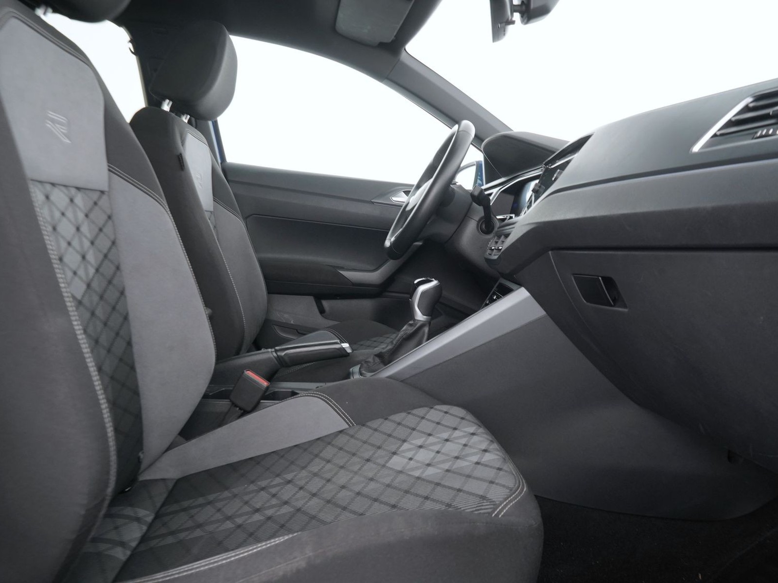 8 - Volkswagen Polo 1.0 tsi 95cv r line