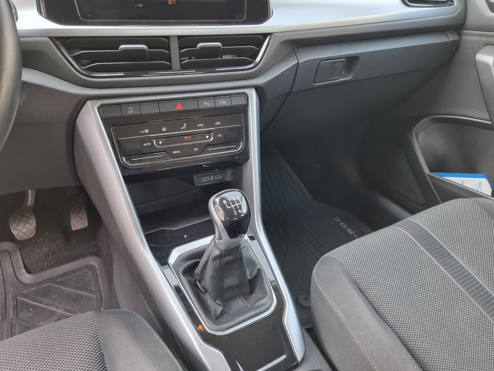 6 - Volkswagen T-Roc 1.0 tsi 110cv life