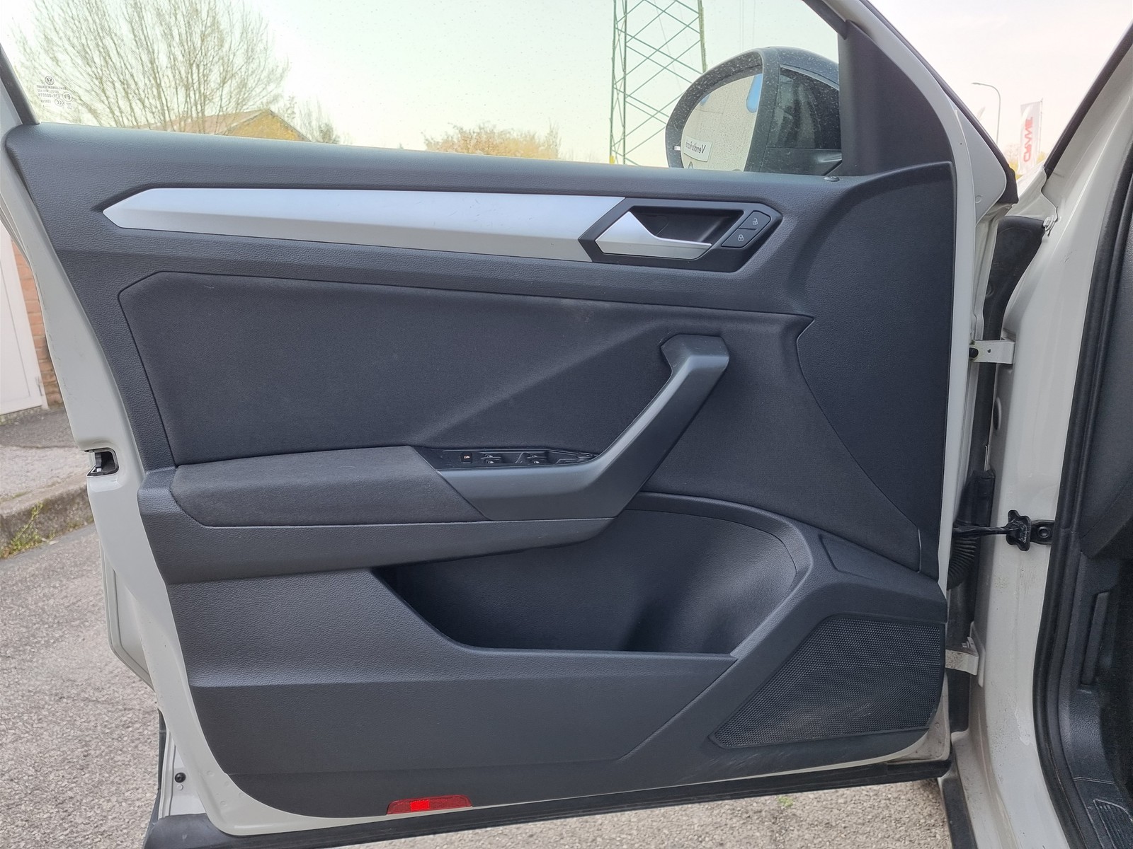 8 - Volkswagen T-Roc 1.0 tsi 110cv life