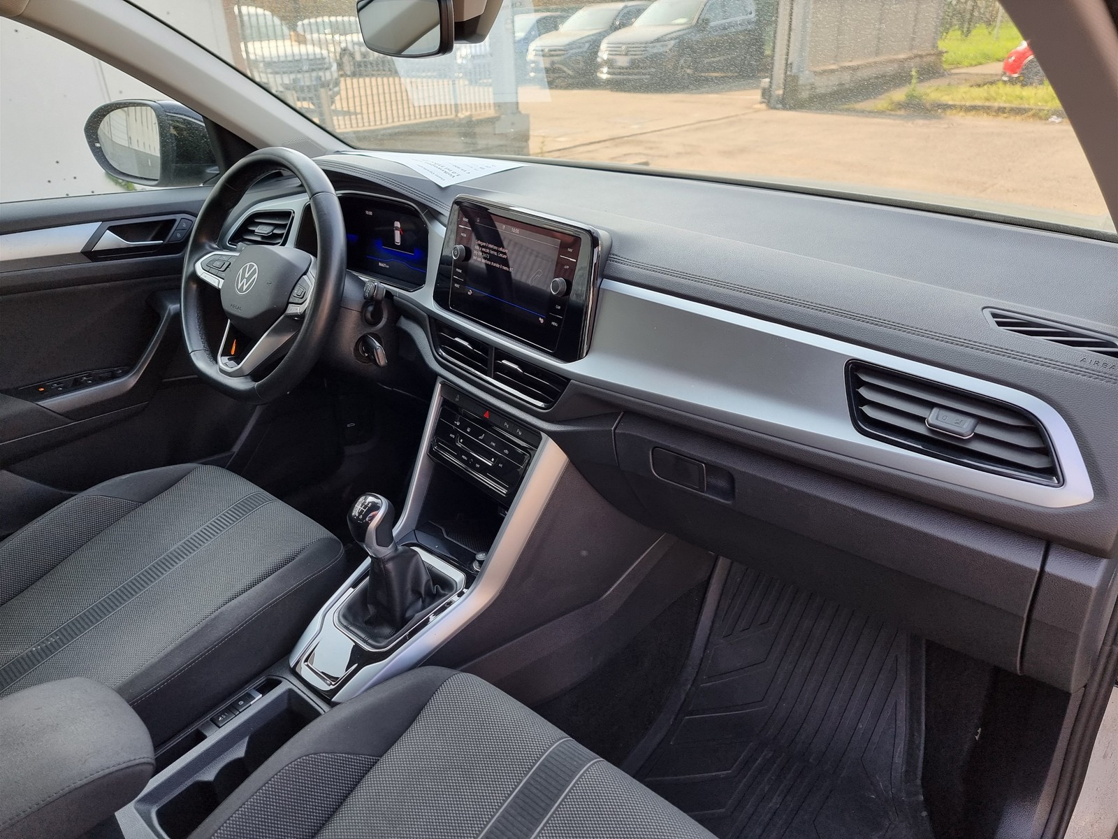 10 - Volkswagen T-Roc 1.0 tsi 110cv life