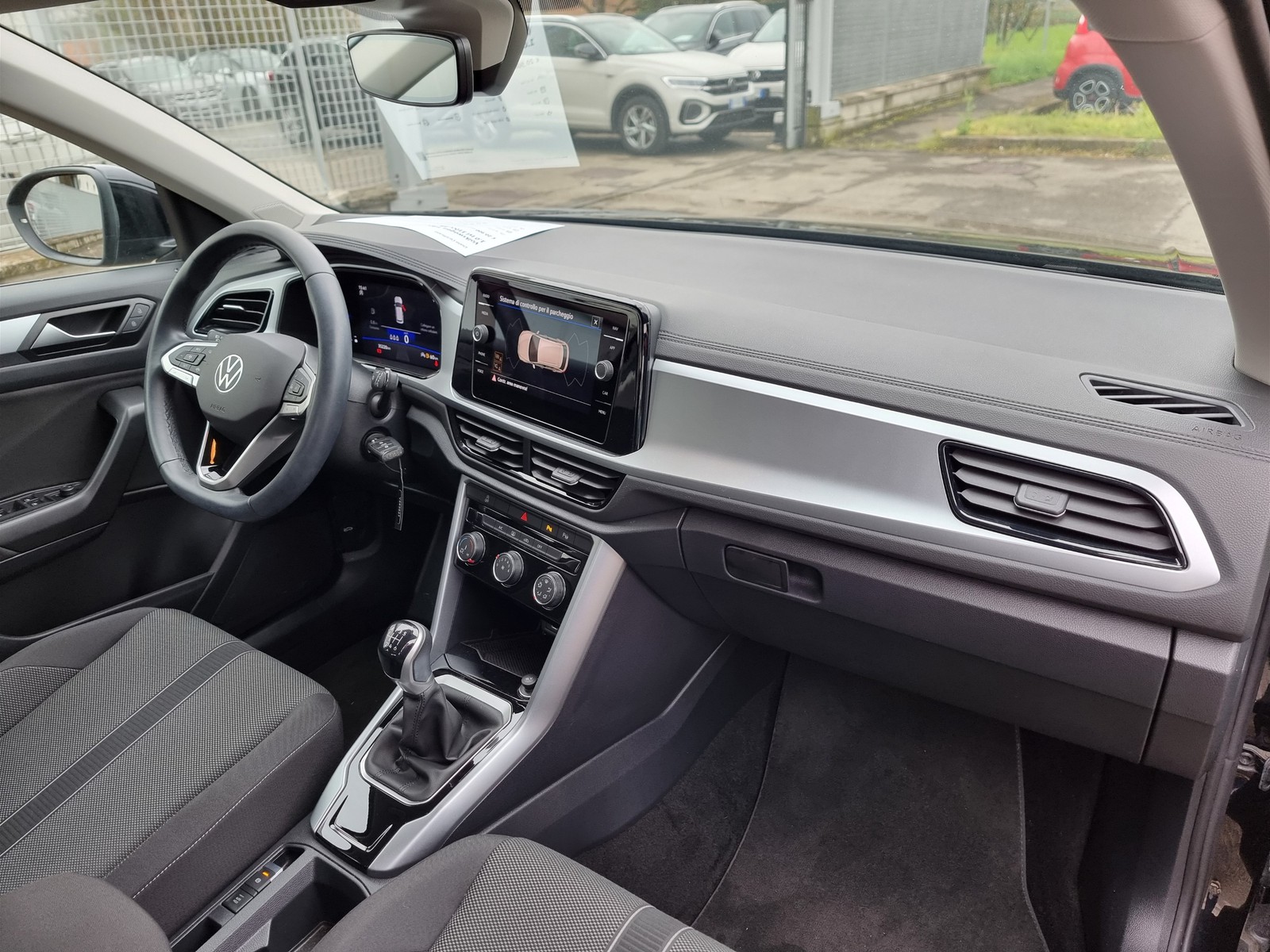 11 - Volkswagen T-Roc 1.0 tsi 110cv life