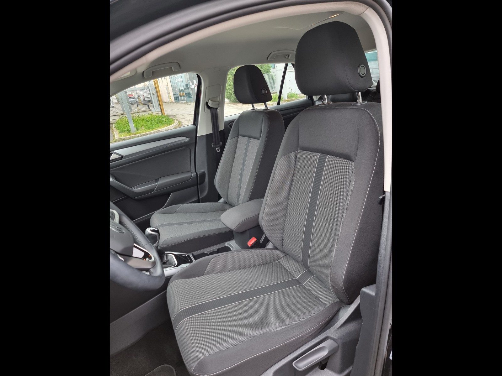 6 - Volkswagen T-Roc 1.0 tsi 110cv life