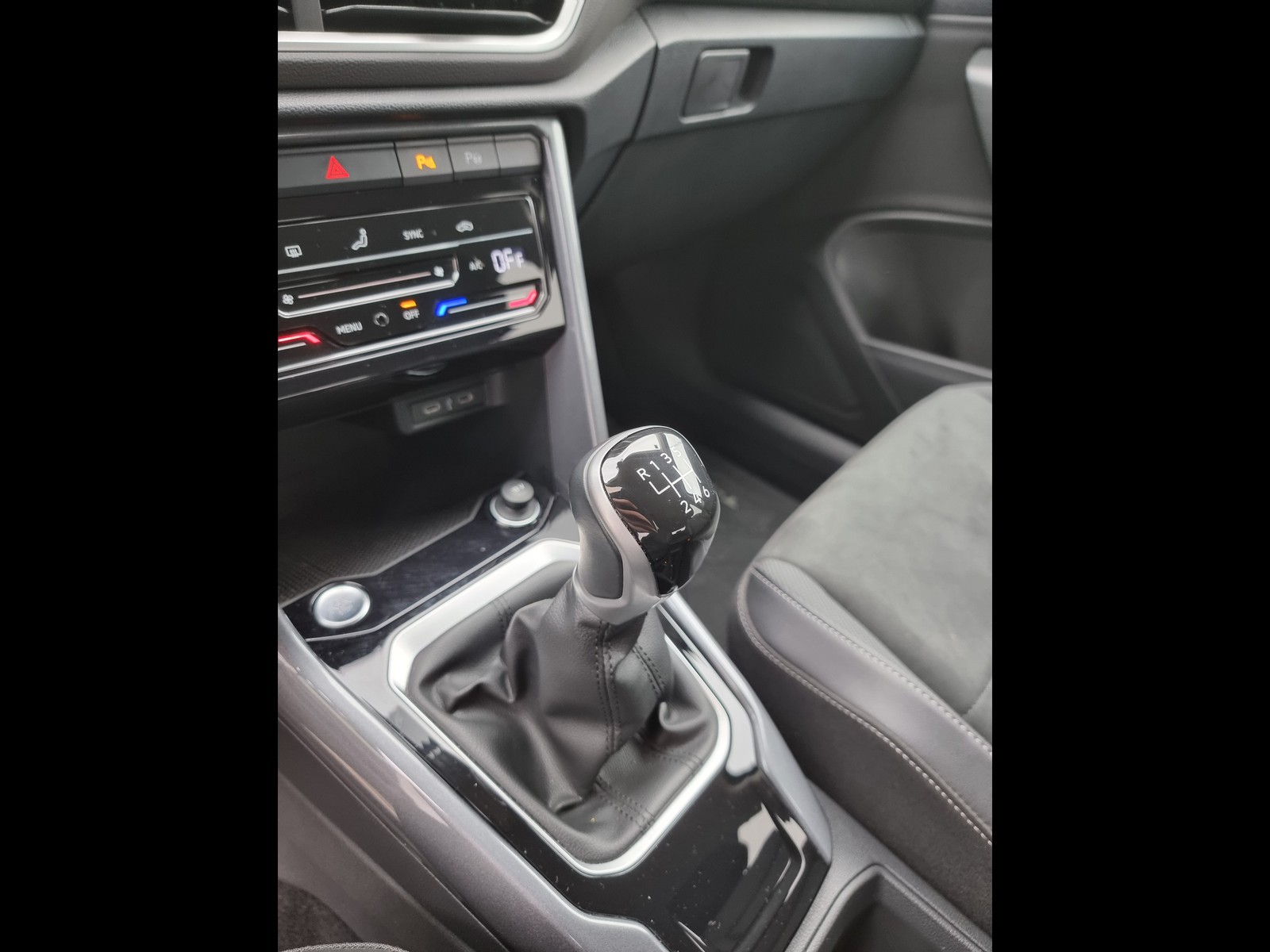 8 - Volkswagen T-Roc 1.0 tsi 110cv style