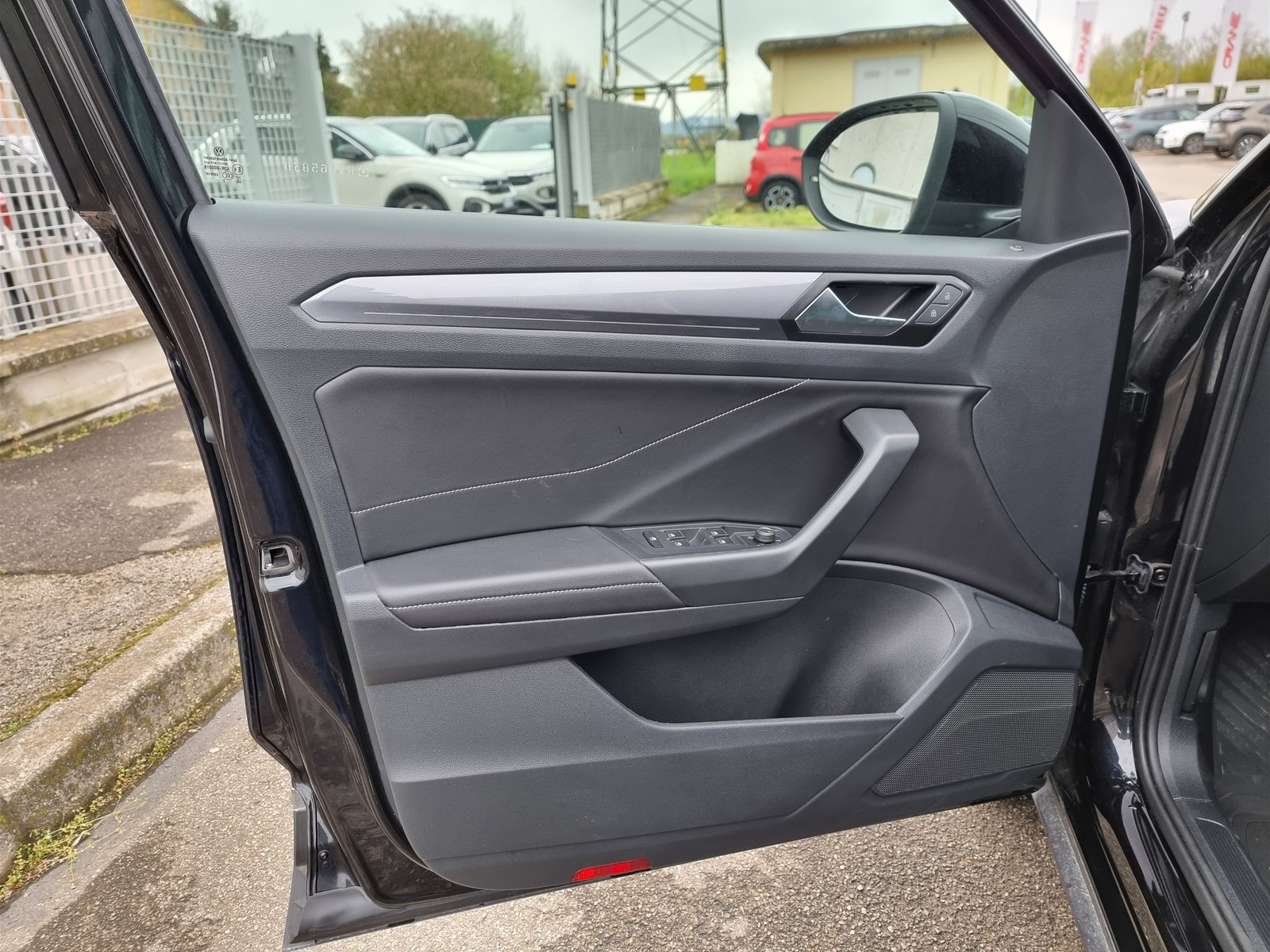 9 - Volkswagen T-Roc 1.0 tsi 110cv style