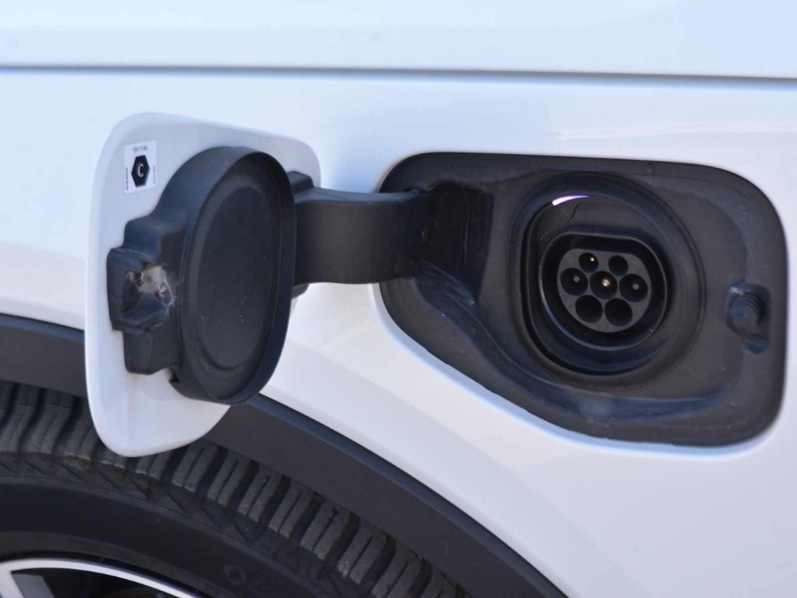 14 - Volvo XC40 1.5 t4 recharge plug-in-hybrid r-design geartronic my21