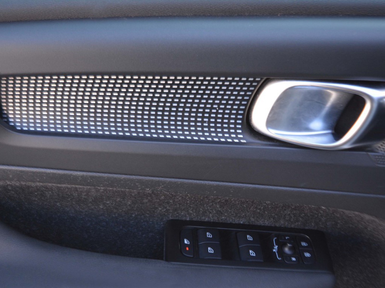 15 - Volvo XC40 1.5 t4 recharge plug-in-hybrid r-design geartronic my21