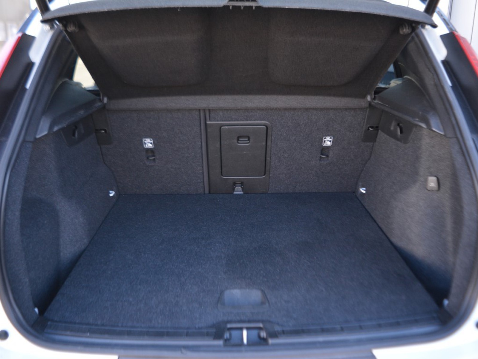 16 - Volvo XC40 1.5 t4 recharge plug-in-hybrid r-design geartronic my21