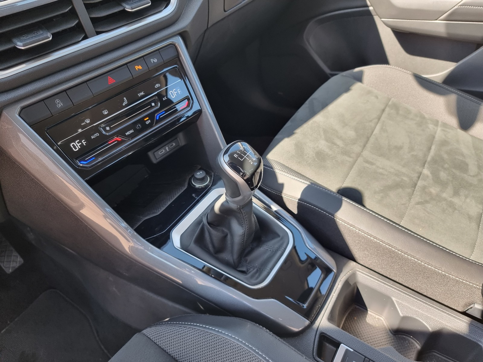 8 - Volkswagen T-Roc 1.0 tsi 115cv style