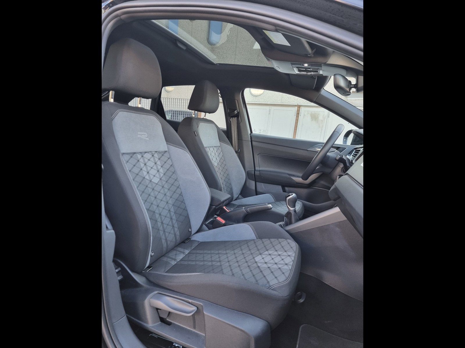 12 - Volkswagen Taigo 1.0 tsi 115cv r-line