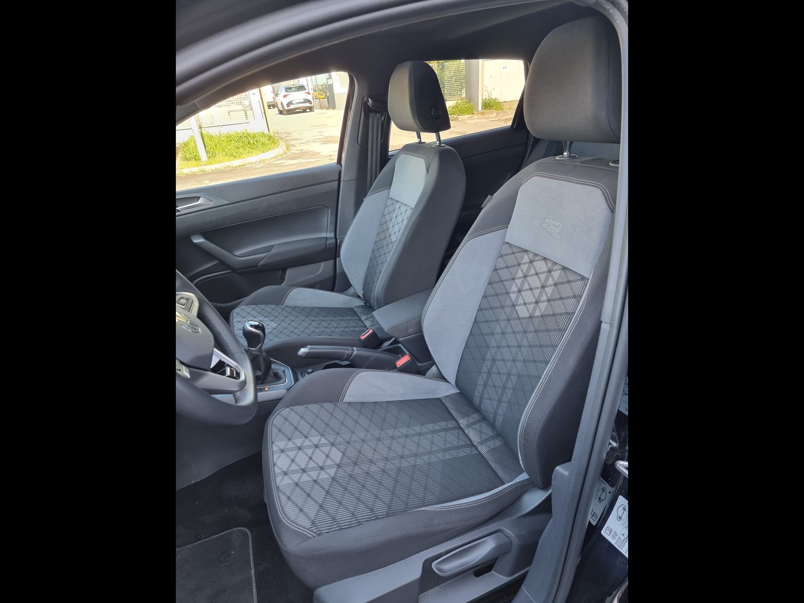 8 - Volkswagen Taigo 1.0 tsi 115cv r-line