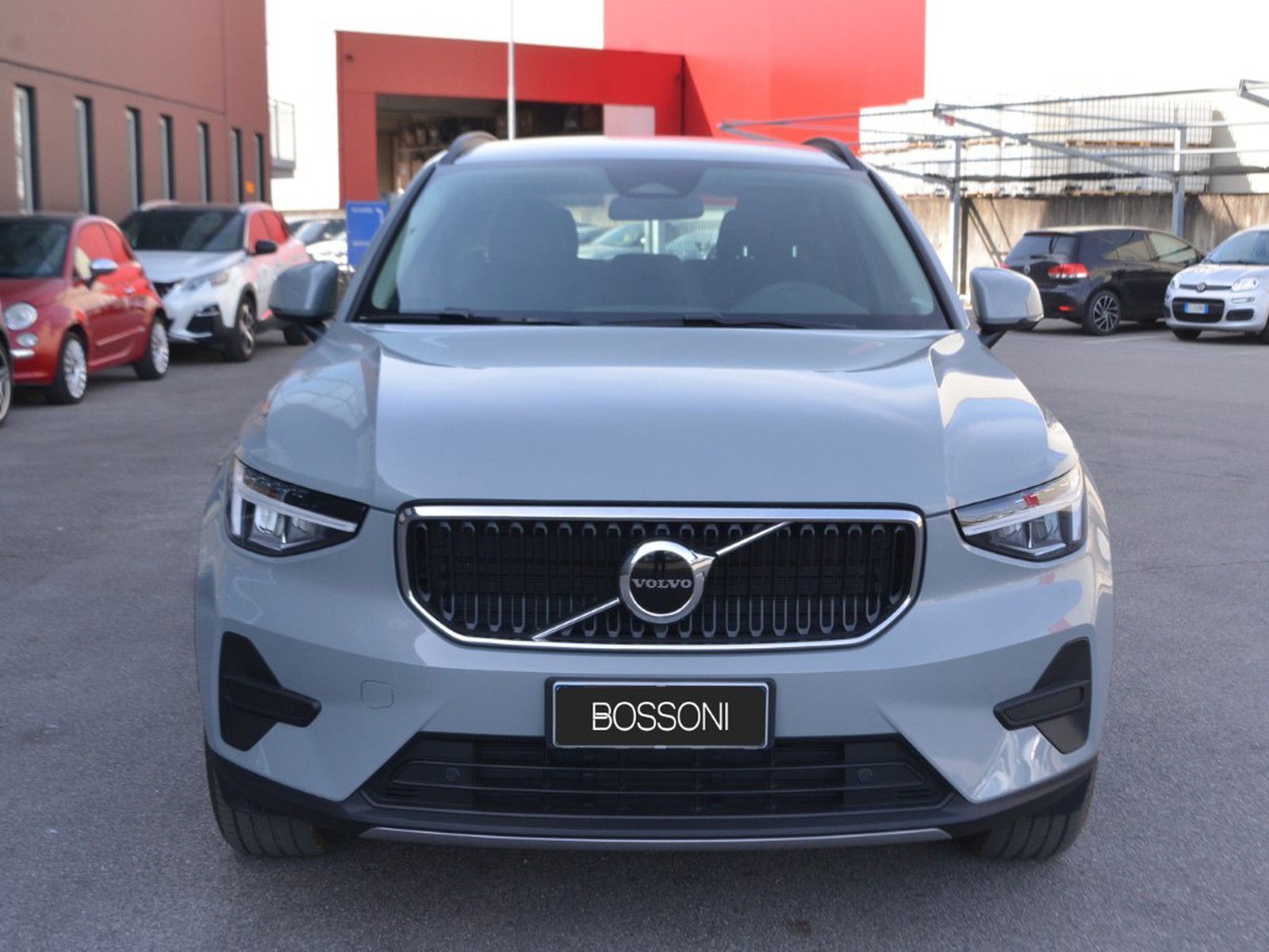 2 - Volvo XC40 2.0 b3 essential automatico