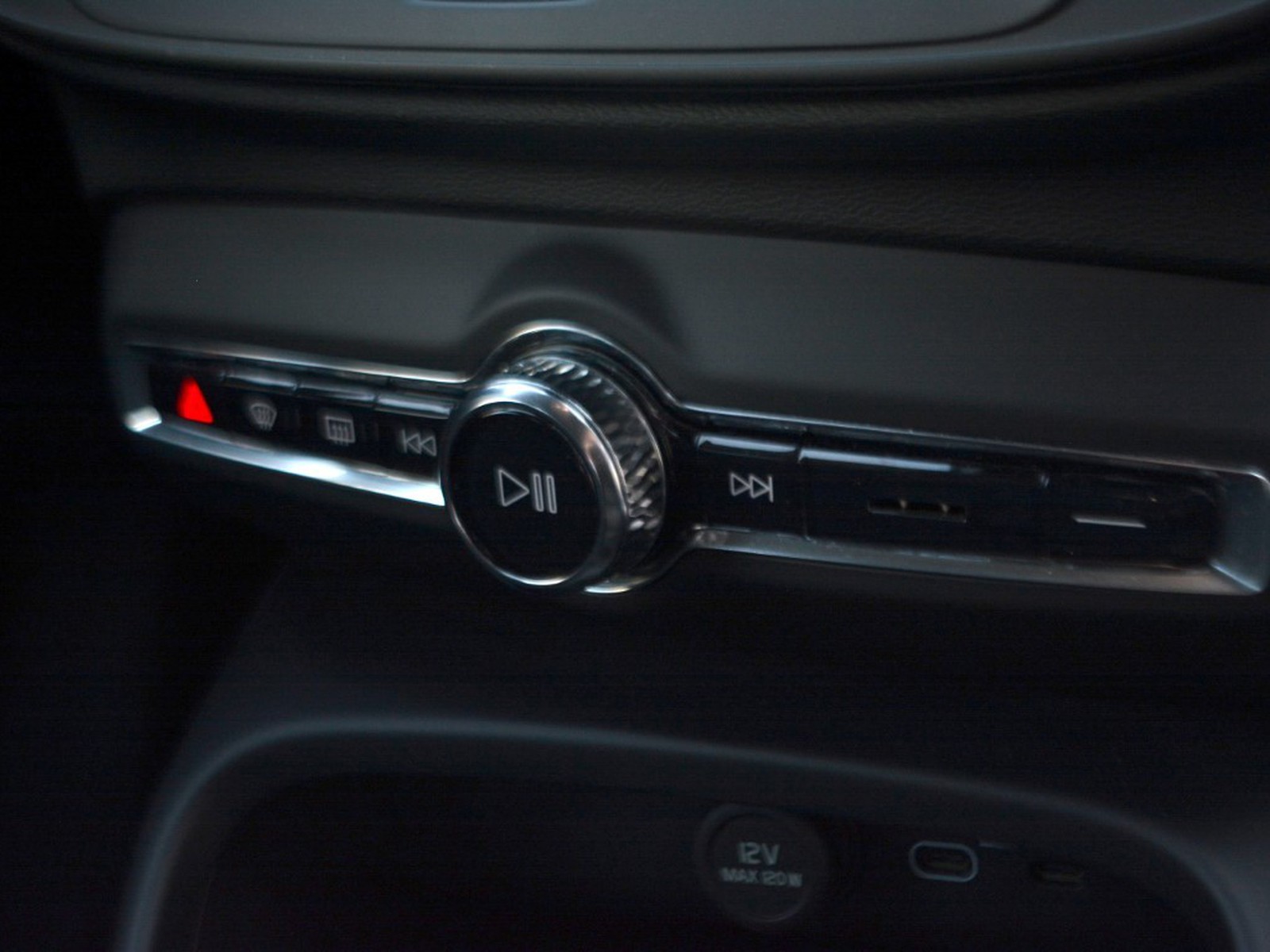 12 - Volvo XC40 2.0 b3 essential automatico