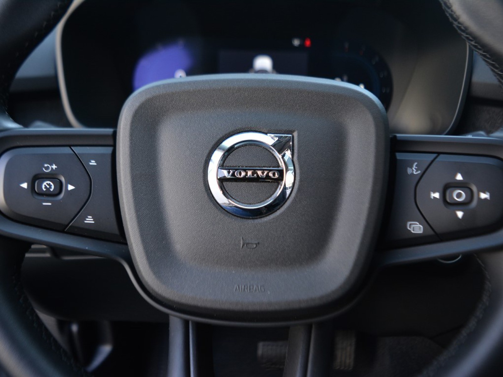 17 - Volvo XC40 2.0 b3 essential automatico