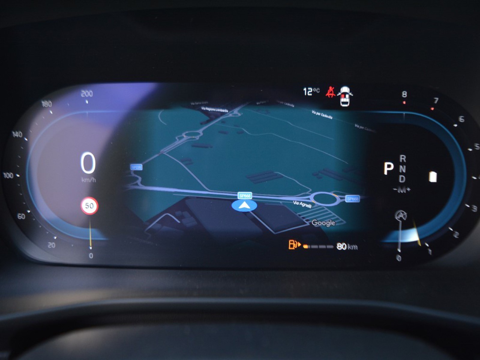 18 - Volvo XC40 2.0 b3 essential automatico