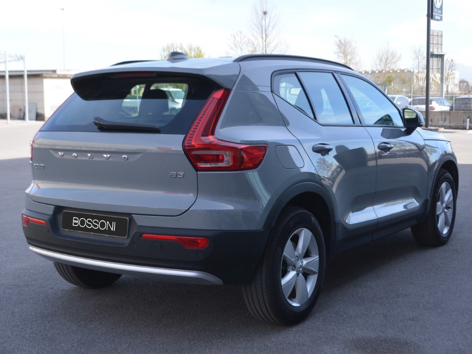 3 - Volvo XC40 2.0 b3 essential automatico