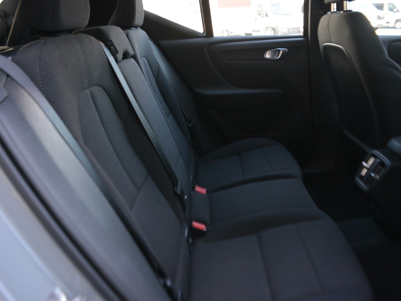 8 - Volvo XC40 2.0 b3 essential automatico